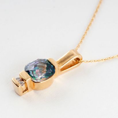 null 14K GOLD 
Chain and pendant in 14K yellow gold set with a faceted blue stone.
Gross...