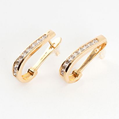 null 10K GOLD DIAMONDS
Pair of 10K yellow gold earrings set with 18 (eighteen) round...