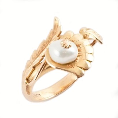 null 18K GOLD
18K yellow gold ring decorated with foliage set with a white cultured...
