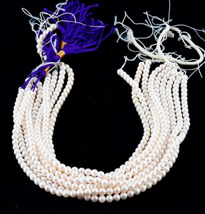 null PEARLS
Lot of 9 necklaces of Akoya baroque pearls of .5.5-6.0 mm approximately...