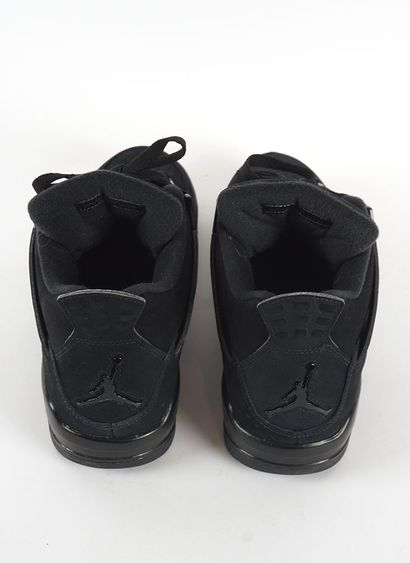 null Nike Air Jordan - 	Air Jordan 4 Retro
Pointure : US 10 Men - EU 44
Couleur :...