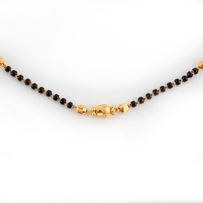 null 22K GOLD
22K yellow gold necklace adorned with black beads.
Gross weight: 8.6g
Length:...