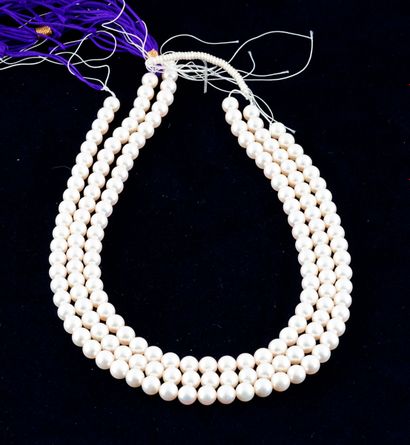 null PERLES / PEARLS
Lot de 3 colliers de perles Akoya de 7.5-8.0 cm sans fermoir.
Longueur:...