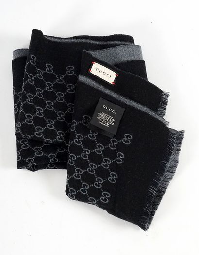 null GUCCI 
Gucci foulard 100% laine, monogram GG graphite et noir. Fabriqué en Italie.
175...