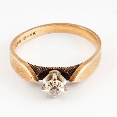 null 10K GOLD
10K yellow gold ring set with a brilliant cut diamond.
Gross weight:...