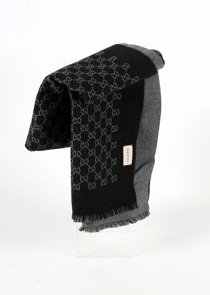 null GUCCI 
Gucci foulard 100% laine, monogram GG graphite et noir. Fabriqué en Italie.
175...