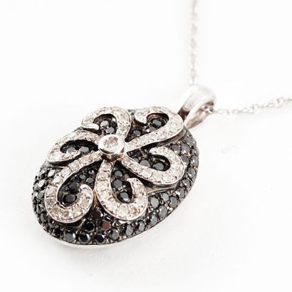 null 14K GOLD DIAMONDS
Chain and openwork pendant in 14K white gold paved with diamonds.
Gross...