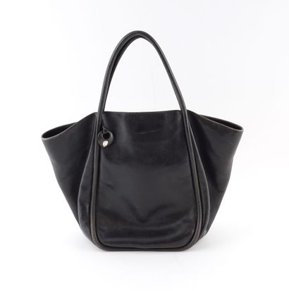 null LALIQUE
Black leather bag signed Lalique. 
Width: 36cm - 14 1/4"
Height: 27cm...