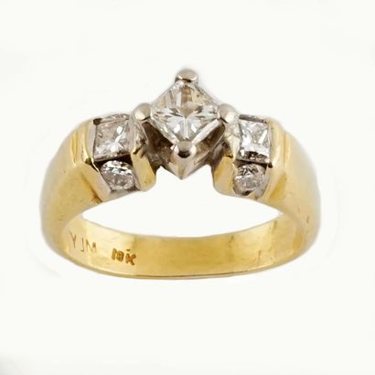 null 18K GOLD DIAMONDS
18K yellow gold ring set with diamonds totaling approximately...