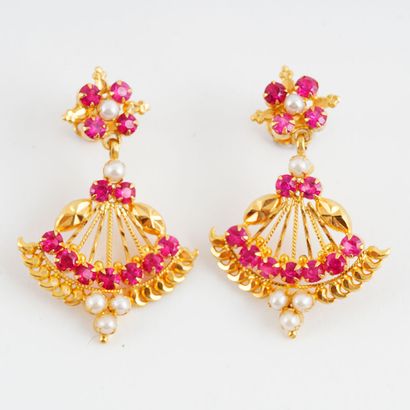 null 22K GOLD
Adornment comprising an openwork necklace and dangling earrings in...