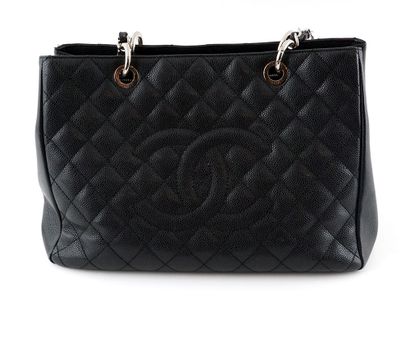 null CHANEL 
Sac signé Chanel en cuir noir. 
Largeur : 36cm - 14 1/4"
Hauteur : 24cm...