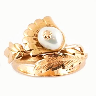null 18K GOLD
18K yellow gold ring decorated with foliage set with a white cultured...