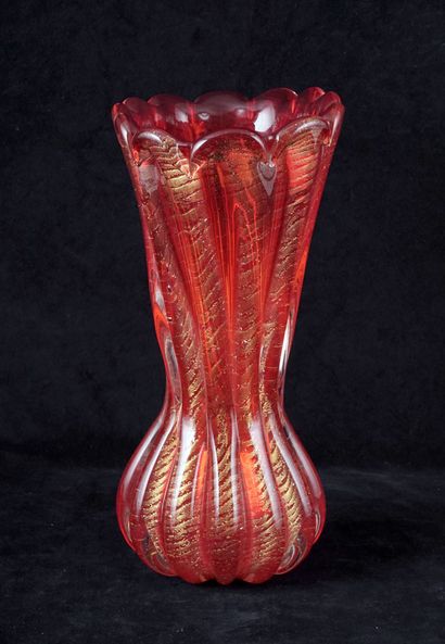 null BAROVIER TOSO, attribué à

Vase à motif de pétale en verre rouge et inclusions...
