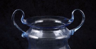 null ZECCHIN, VITTORIO (1878-1947), attribué à 

Vase à double anses en verre bleu....