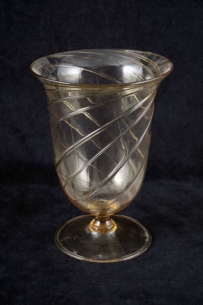 null MARTINUZZI, NAPOLÉON (1892-1977), attribué à 

Vase en verre brun sur pied à...