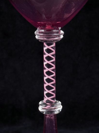 null SCARPA, CARLO (1906-1978), attribué à

Coupe en verre rose. Sa tige est stylisée...
