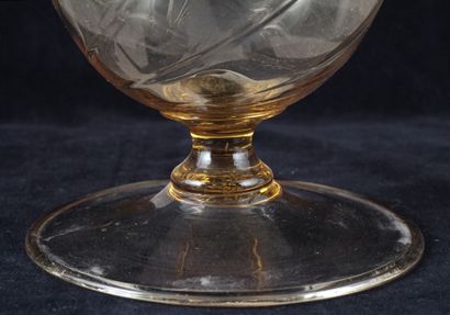null MARTINUZZI, NAPOLÉON (1892-1977), attribué à 

Vase en verre brun sur pied à...