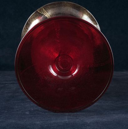 null BAROVIER TOSO, attribué à

Vase en verre rouge avec inclusions de feuilles d'or....