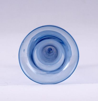 null ZECCHIN, VITTORIO (1878-1947), attribué à

Vase étroit en verre bleu. Murano,...