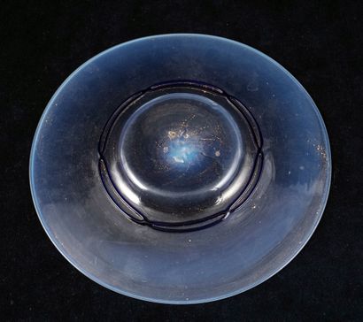 null SALVIATI, ANTONIO (1816-1890), attribué à

Coupe en verre bleu avec son assiette....