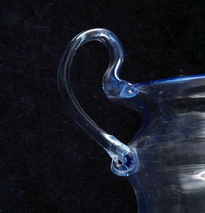 null ZECCHIN, VITTORIO (1878-1947), attribué à 

Vase à double anses en verre bleu....