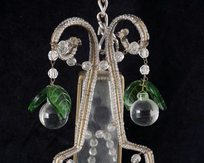 null MURANO

Paire de chandelier à double feux décorés de petits fruits et de perles....