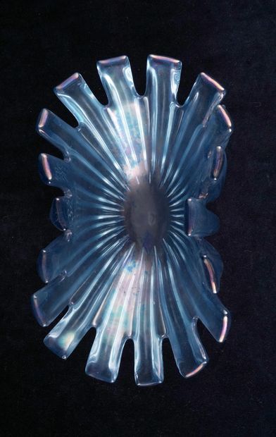 null SEGUSO, ARCHIMEDE (1909-1999), attribué à 

Récipient stylisé en verre bleu...