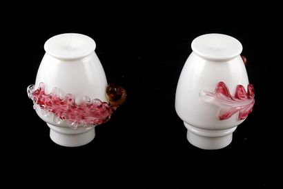 null MURANO

Paire de vases en verre blanc décoré d'une feuille de chêne rouge et...