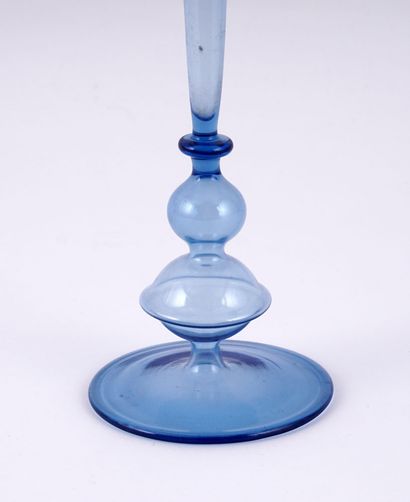 null ZECCHIN, VITTORIO (1878-1947), attribué à

Vase étroit en verre bleu. Murano,...