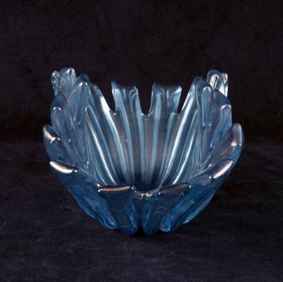 null SEGUSO, ARCHIMEDE (1909-1999), attribué à 

Récipient stylisé en verre bleu...