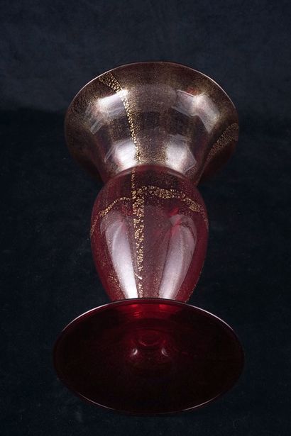 null BAROVIER TOSO, attribué à

Vase en verre rouge avec inclusions de feuilles d'or....