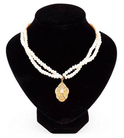 null 18K GOLD, PEARLS
Necklace composed of two rows of freshwater pearls separated...