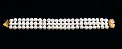null 18K GOLD, AKOYA PEARLS
Bracelet composed of three rows of Akoya pearls of approximately...