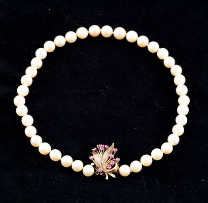 AKOYA PEARLS, 10K GOLD
Necklace composed...