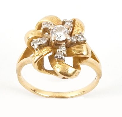 null 18K GOLD, DIAMOND
18K yellow gold openwork ring set with a round brilliant diamond...
