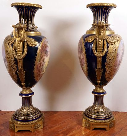 null IN THE TASTE OF SÈVRES / DANS LE GOÛT DE SÈVRES

Pair of urns said "Sèvres"....