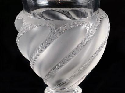null LALIQUE
Pair of vases signed Lalique, Ermenonville model. They are decorated...