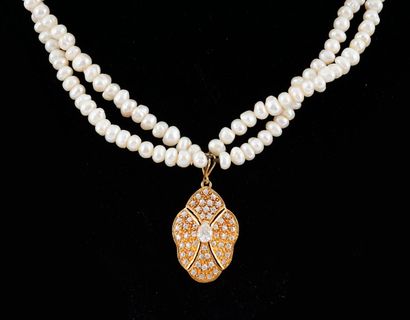null 18K GOLD, PEARLS
Necklace composed of two rows of freshwater pearls separated...