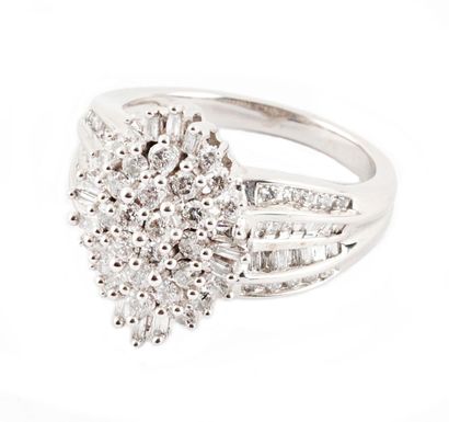 null 10K GOLD, DIAMONDS
10K white gold ring paved with round brilliant and baguette...