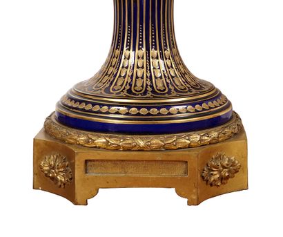null IN THE TASTE OF SÈVRES / DANS LE GOÛT DE SÈVRES

Pair of urns said "Sèvres"....