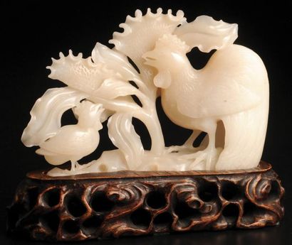 null GROUPE SCULPTÉ EN JADE BLANC d'un coq et de son petit parmi des amarantes cretes...