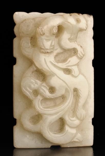 null ANCIENNE PLAQUE-PENDENTIF EN JADE a décor sculpté en relief d'un qilong sur...