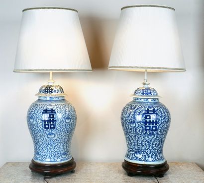 CHINA

Pair of blue and white porcelain vases,...