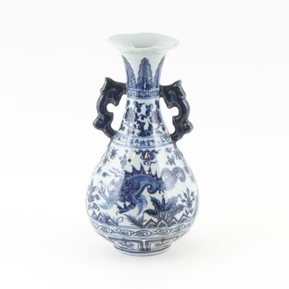 CHINE

Vase bleu et blanc décoré d'une bête...