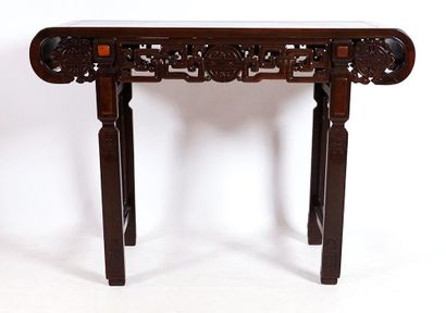 CHINE

Table console en bois sculpté, à décor...