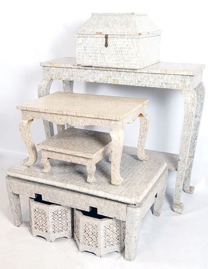 INDIA

Set of mother-of-pearl furniture,...