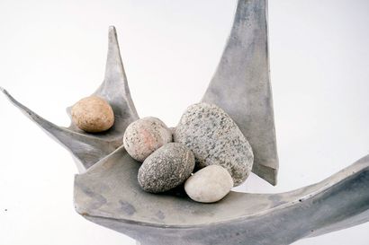 null GARNER, Bruce (1934-2012)
Untitled - Stones on a tree trunk
Aluminum and stones
Signed...