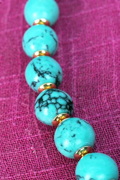null CHINA

Turquoise beaded necklace. Modern era.

Dimensions: 15.25 x 0.25 x 0...