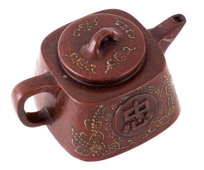 null CHINA

Yixing terracotta teapot, decorated with a portrait of Mao Zedong. Second...