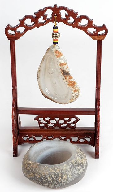 null CHINA

Lot including an agate painter's bucket; and an agate pendant decorated...